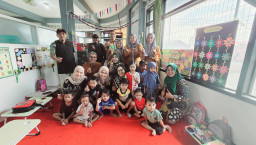 Bunda CamatBunda Camat Simokerto Turun Langsung: Donasi Pra Sekolah untuk Faiz Diperkuat, Warga Simolawang Bangga Saat T