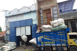 Suara Bising Dari Gudang Penggilingan Biji Plastik di Jalan Sidodadi Timbul Keresahan Surabaya - Bertahun-tahun suara b