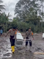 POLDA JAWA TIMUR TINGKATKAN RESPONS DARURAT PASCA ERUPSI SEMERU Lumajang — Polda Jawa Timur melalui Satbrimobda, Ditsam