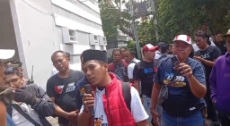 Puluhan Wartawan di Surabaya Geruduk Kantor Satpol PP, Tuntut Keadilan