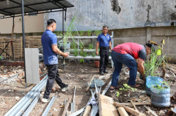 PEGAWAI BAPAS MAKASSAR GELAR KERJA BAKTI, PERKUAT TATA LINGKUNGAN KANTOR