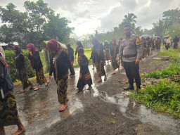 Hujan Deras Tak Hentikan Pengamanan, Bripka Hendra Shasadi Tegas Kawal Tradisi Nyongkolan