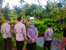 JEMBATAN PENGHUBUNG AIK BUAL – SETILING PUTUS! POLSEK KOPANG TURUN CEK LOKASI, WARGA DIIMBAU WASPADA