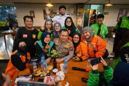 *Ngopi Bareng Kakorlantas Polri, Driver Ojol Surabaya Diajak Jadi Pelopor Tertib Lalu Lintas*