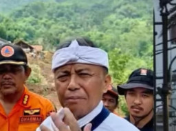 SEKDA JABAR TINJAU LOKASI LONGSOR ARJASARI MESKI DALAM KONDISI CEDERA