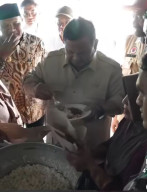 Prabowo Tinjau Pengungsian di Bireuen, Cicipi Masakan Dapur Umum dan Makan Bersama Warga