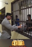 Wujud Humanisme Polri, Pamapta Polres Bangkalan Berbagi Makanan untuk Tahanan