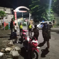 Patroli Intensif Polsek Semampir Jaga Stabilitas Kamtibmas, Remaja Dinihari Dibubarkan