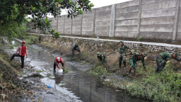 Peringati HUT ke-1 Kodim 0830 Surabaya, Koramil Rungkut Bersama Warga Normalisasi Sungai Sentong