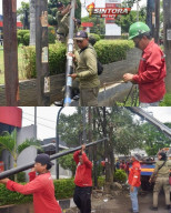 SATPOL PP SURABAYA SIKAT TIANG FIBER OPTIK ILEGAL, 18 TITIK DI PANJANG JIWO DITUMBANGKAN