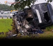 PRAMUGARI TEWAS, 32 PENUMPANG LUKA! Bus Indorent Terguling Usai Hantam Truk di Tol Ngawi