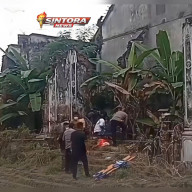 DUA JASAD PEREMPUAN DITEMUKAN DI EKS ASRAMA POLRI PLOSO, DIDUGA IBU DAN ANAK