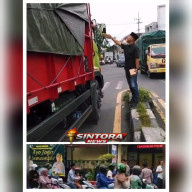 POLISI BERBAGI DI BULAN SUCI, POLSEK SEMAMPIR TEBAR KEHANGATAN RAMADAN DI JALANAN SURABAYA