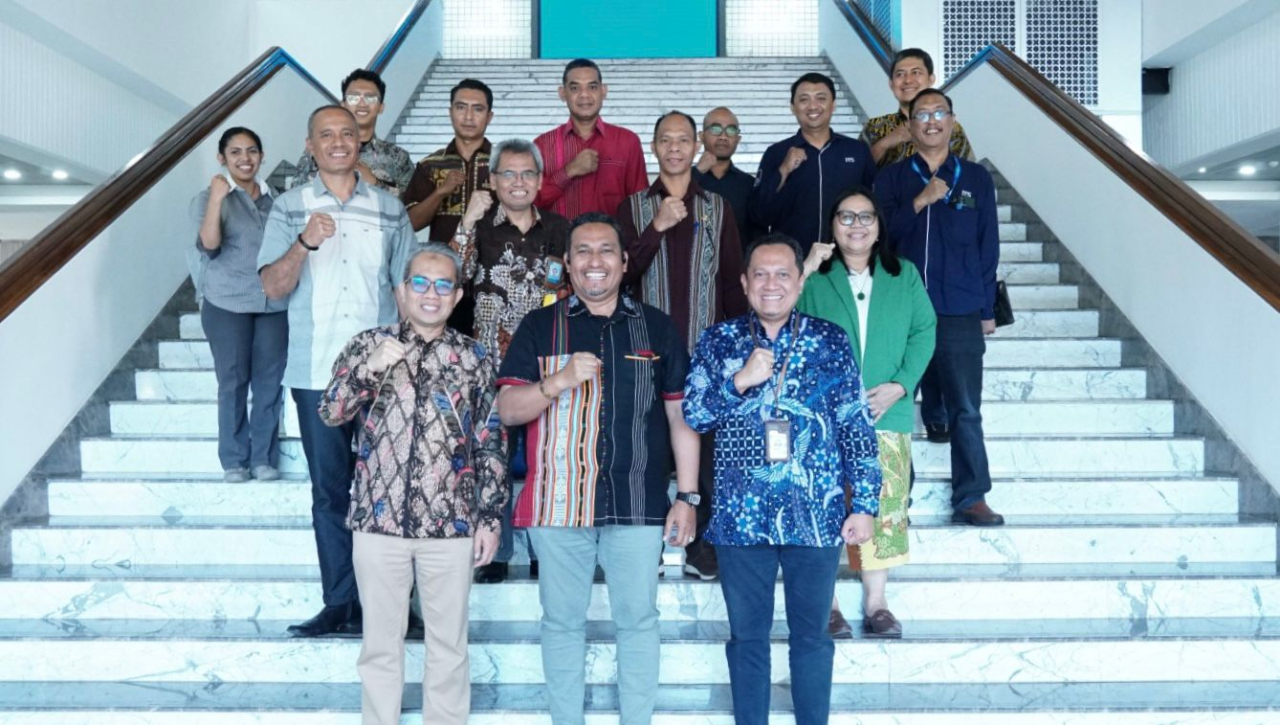 Foto bersama antara ITS dan Pemerintah Kabupaten Timor Tengah Utara TTU, Nusa Tenggara Timur, di ruang rapat senat Gedung Rektorat ITS, pada Rabu 6/7/2025. Foto: Humas ITS