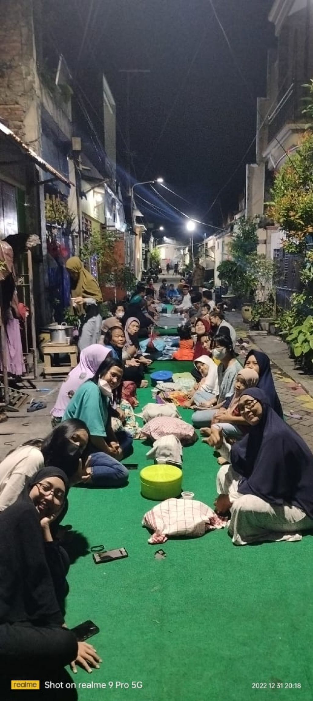 Barikan Warga kampung RT 3 Lebak Rejo, Kelurahan Gading, Kecamatan Tambaksari