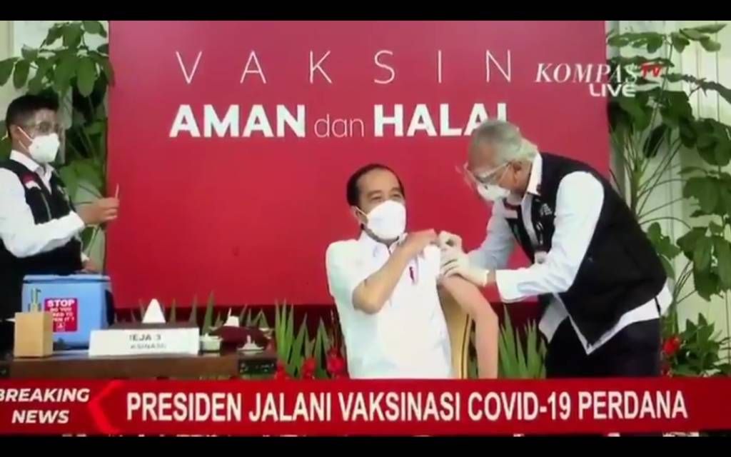 Presiden Jokowi Menerima vaksin Pertama (sumber: Tangkapan Layar Video Live Kompas TV)